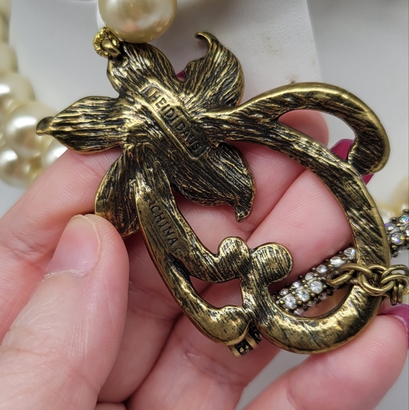 Heidi Daus Long Ivory Glass Pearl Necklace with Swarovski Crystal Flower Toggle - Picture 8 of 8